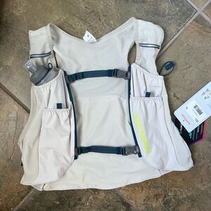 NATHAN Grey UNISEX Pinnacle FeatherLite 1.5 Liter Hydration Running Vest S/M